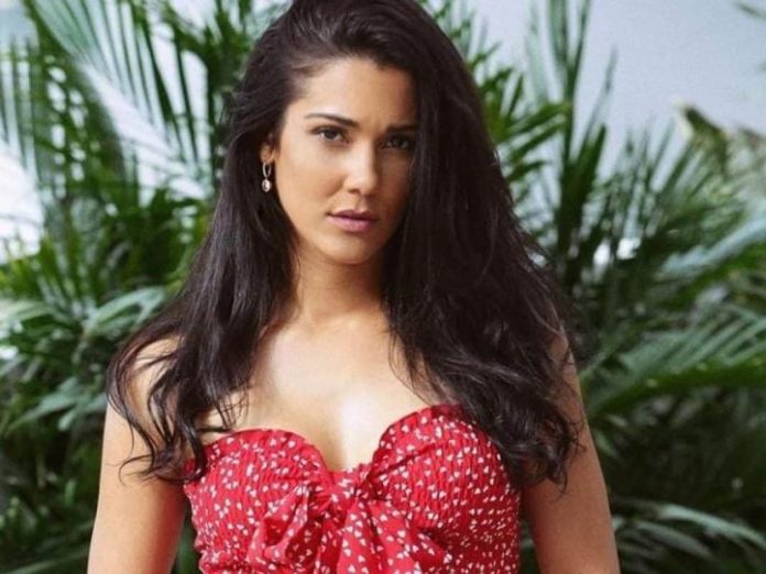 Camila Arteche en el Guatemala Fashion Week en la finca San Cayetano de Antigua, con el Volcán de Fuego al fondo