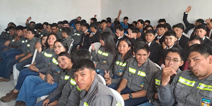 Estudiantes del Instituto Tecnológico Empresarial de La Antigua Guatemala participando en la capacitación sobre prevención e identificación del gusano barrenador.