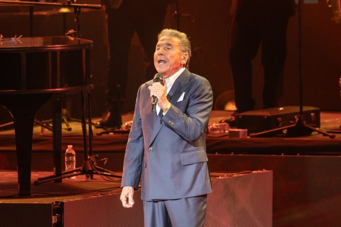 Ricardo Montaner cantando en un concierto con micrófono de pie; promoción de El último regreso tour en Forum Majadas, Guatemala